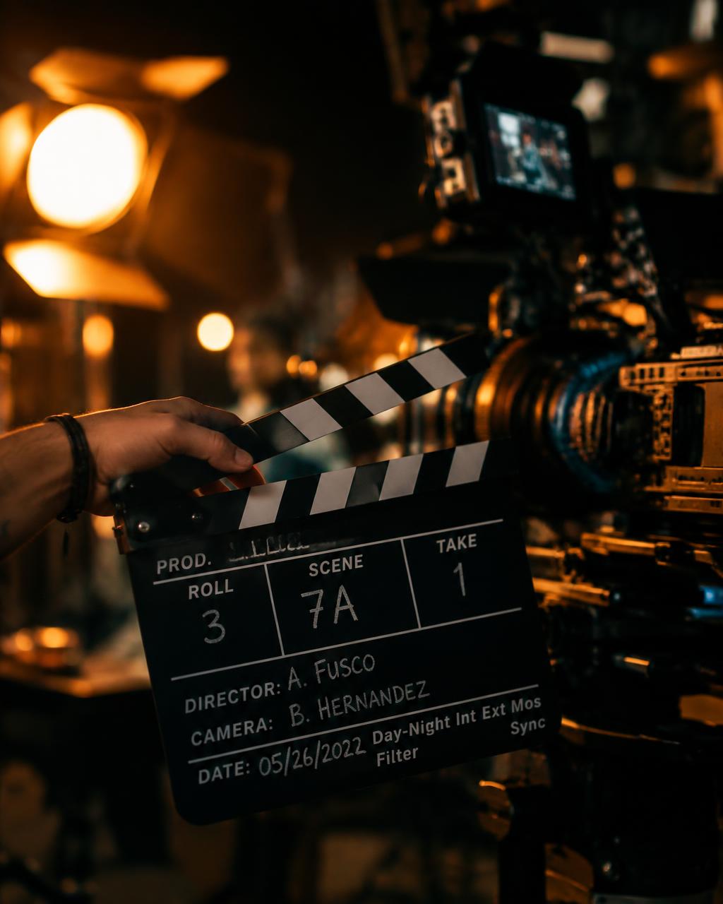 Claqueta frente a la cámara de cine